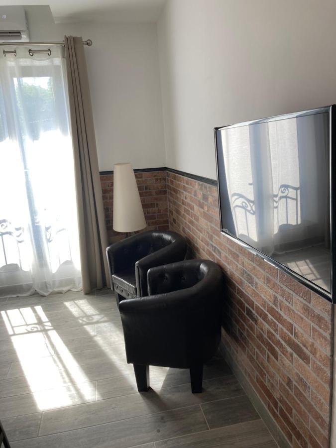 Les Lofts Lägenhet LʼIsle-sur-la-Sorgue Exteriör bild
